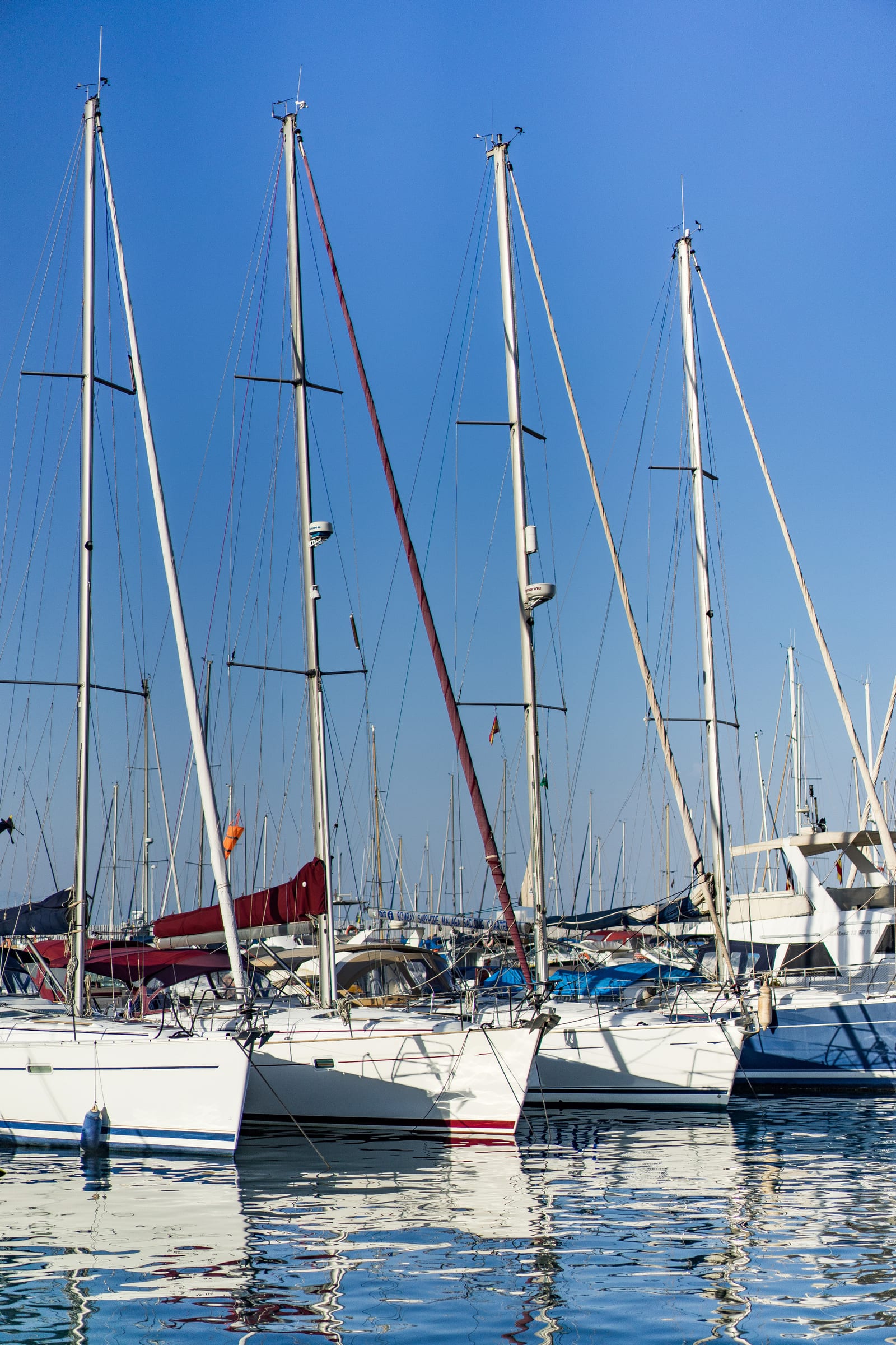 Barca a vela che naviga lungo la costa